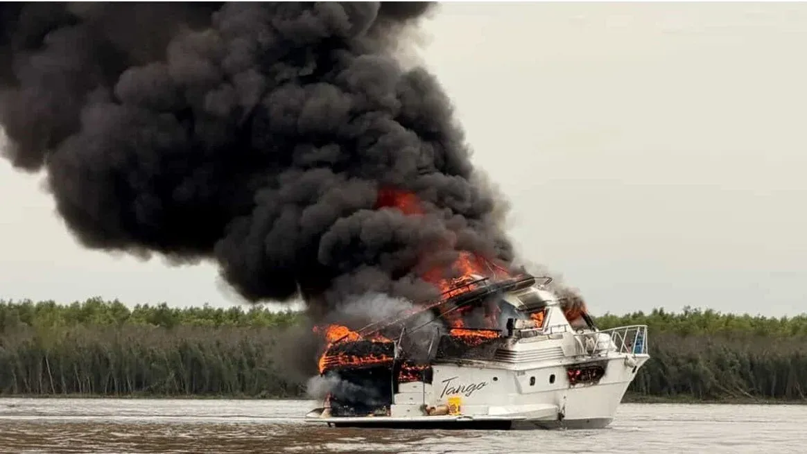 Una densa columna de humo negro se elevó tras el incendio del yate en el río Paraná.