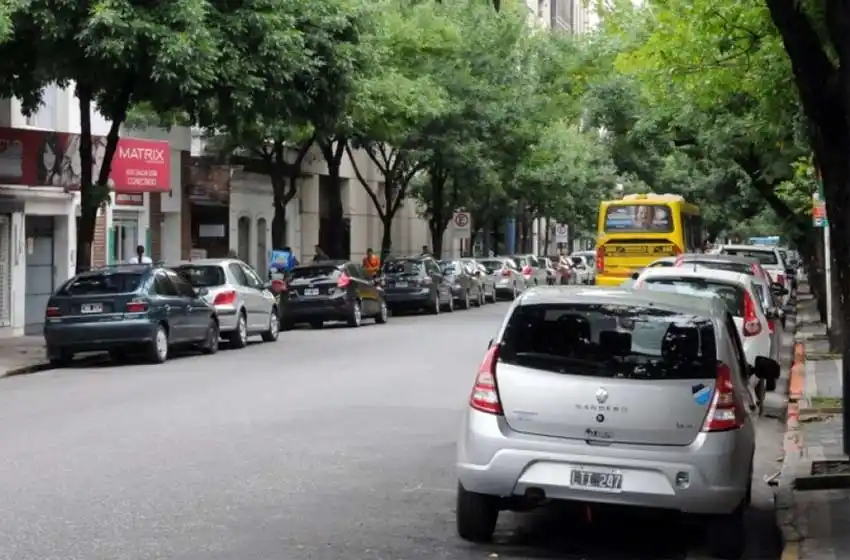 Extienden la habilitación de estacionamiento de doble mano en Paseo Echesortu