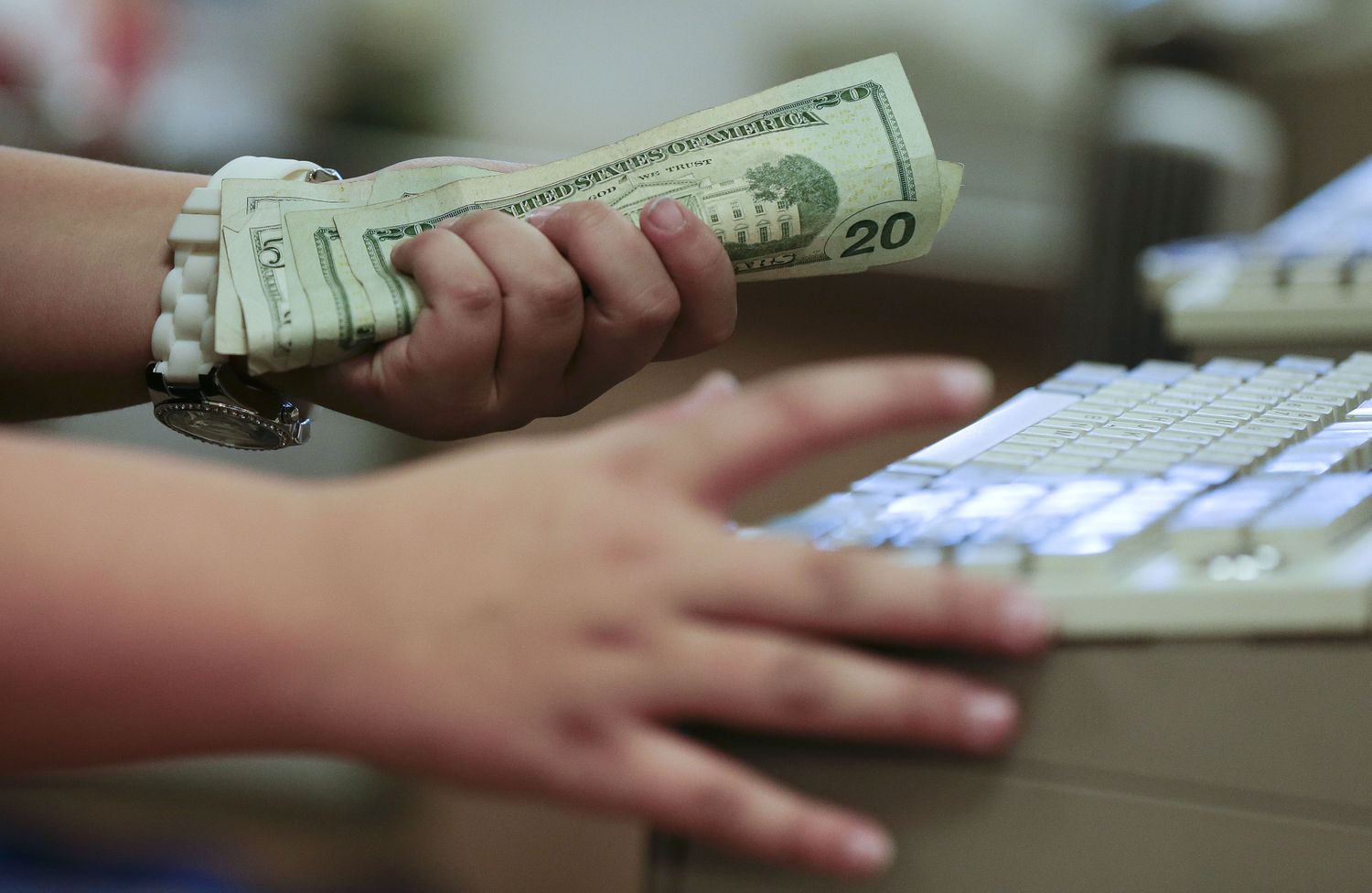 Dólar oficial sube a $8,06 y el blue baja a 12, con las "cuevas" paralizadas