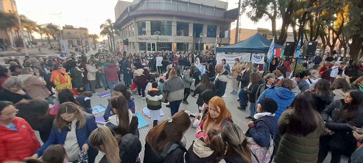 Una numerosa cantidad de educadores se dio cita en el paseo público para manifestarse.