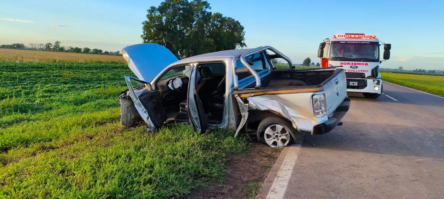 Tránsito interrumpido en Ruta Provincial 23 por un fuerte choque entre un camión y una pick-up