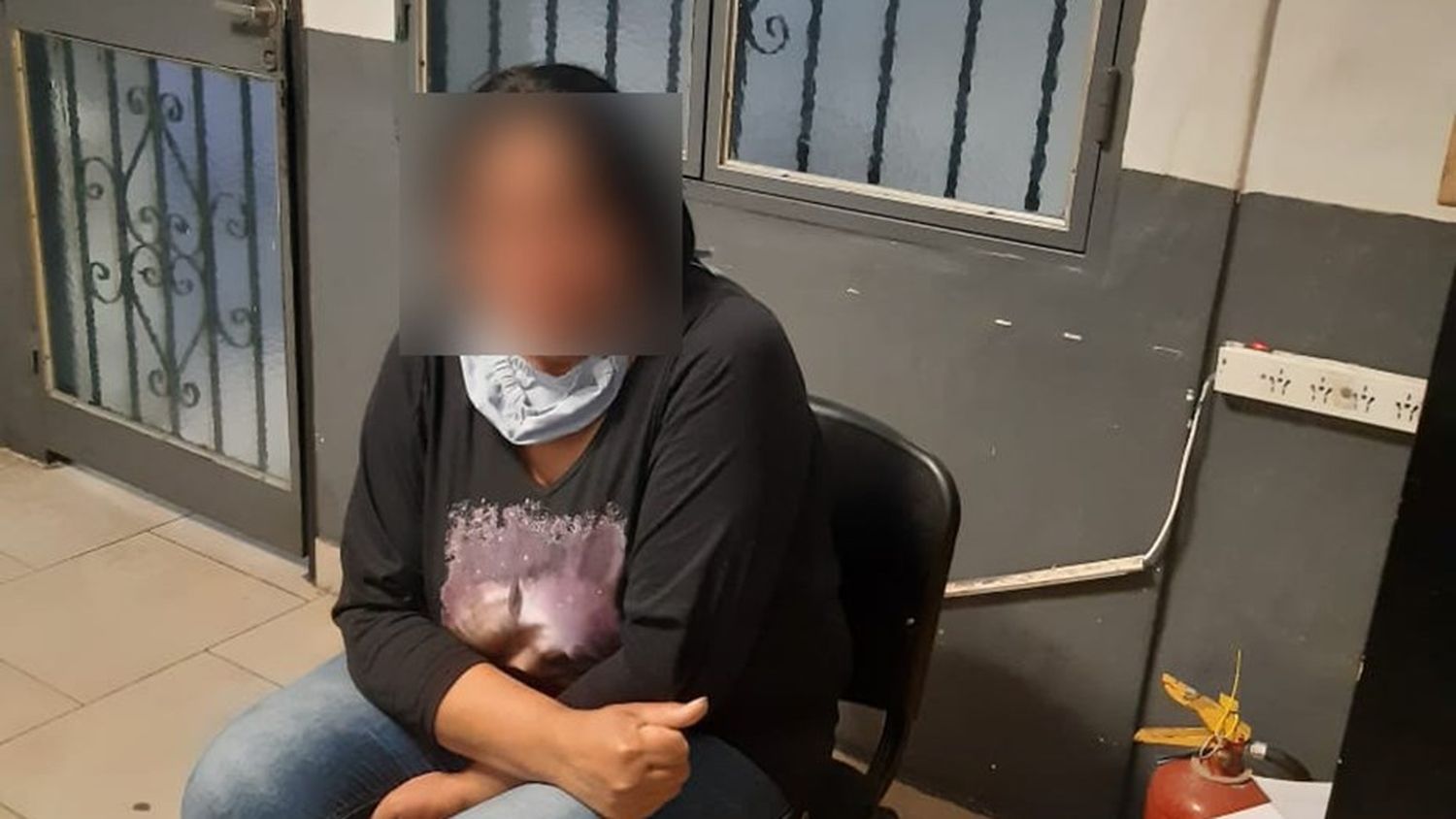 La Matanza: Fue a la comisaría a llevarle comida a su hijo preso por robo y quedó detenida por otra causa de homicidio