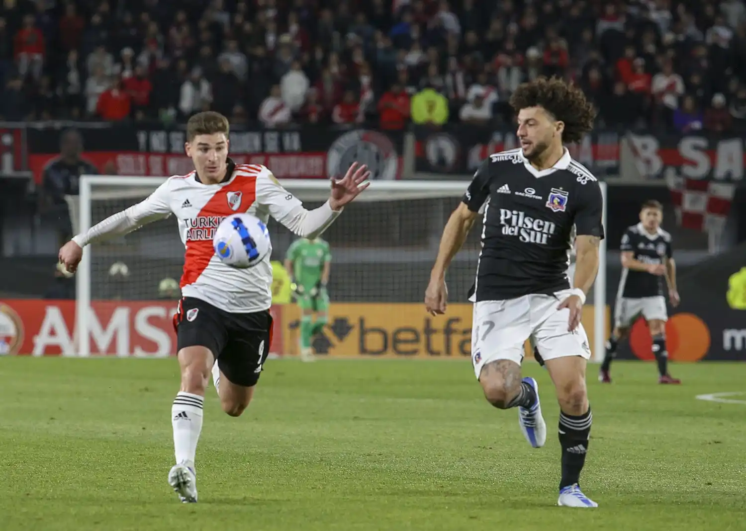 Alvarez intenta escapar a la marca de Falcón.