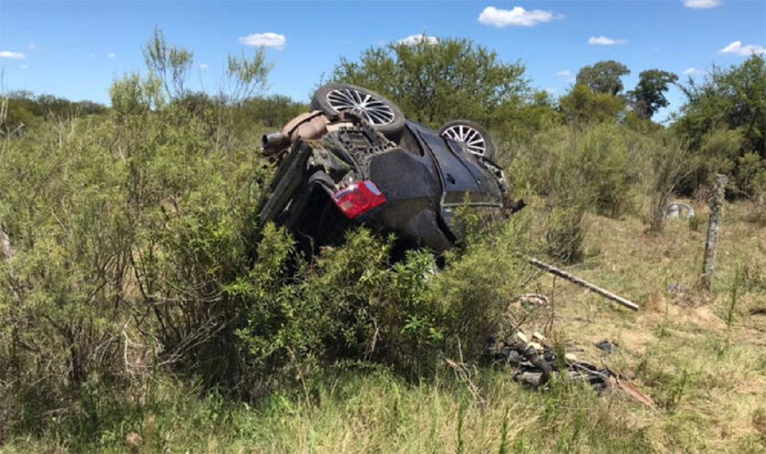Volcó un auto sobre la Ruta 14 y su conductor está en grave estado