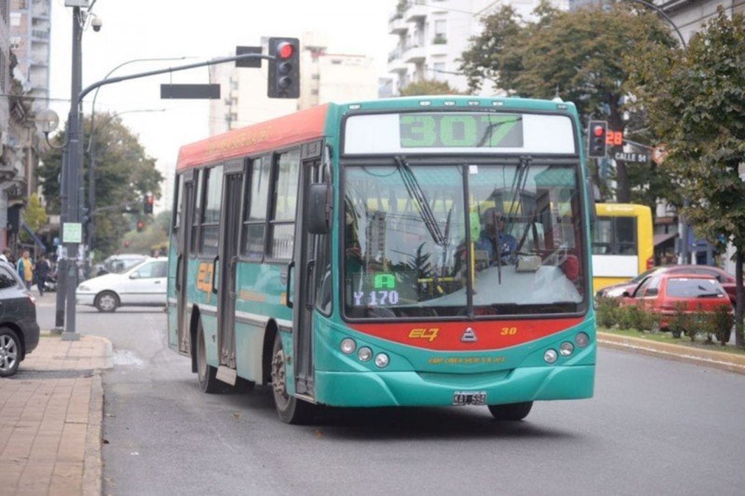 La Plata: Se levantó el paro de micros de las líneas 307 y 506 tras el ataque a machetazos a dos choferes