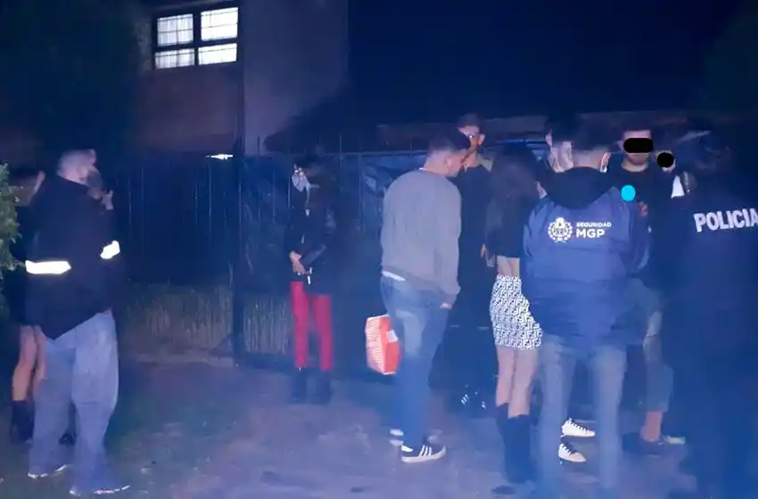 Desarticulan una fiesta clandestina en el barrio Caisamar