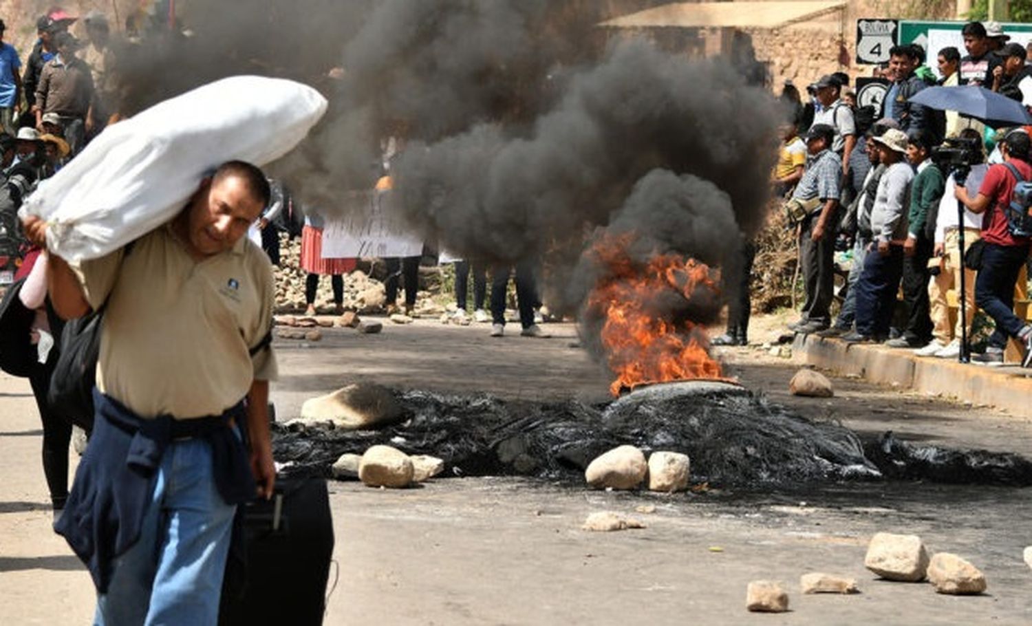 Se intensifican los bloqueos en las rutas bolivianas.