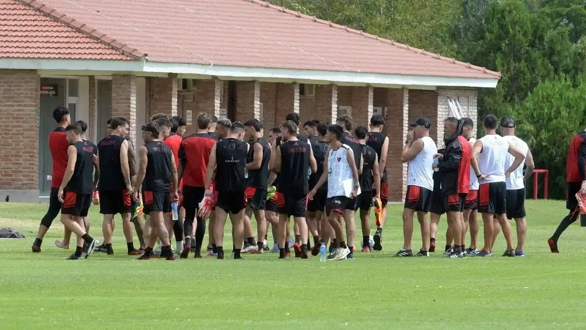 Colón empieza a sumar minutos de fútbol. Foto: Guillermo Di Salvatore.