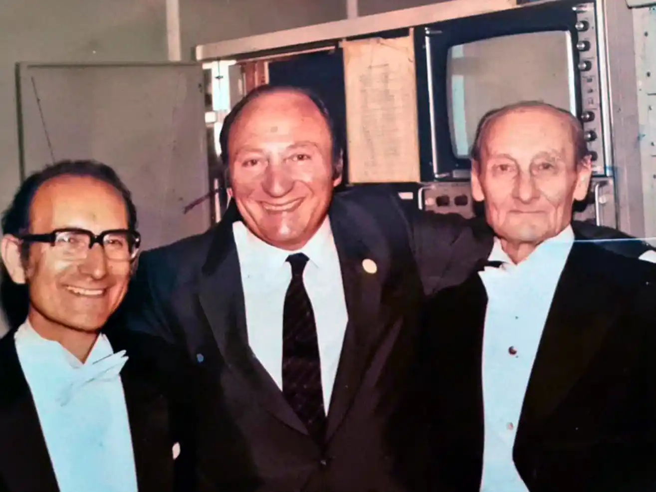 Tulio Huberman (centro), en Estocolmo, en ocasión de la entrega del premio Nobel al argentino César Milstein.