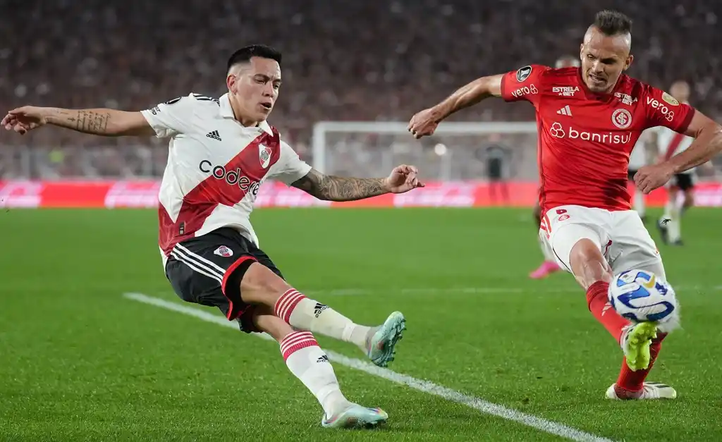 Barco intenta desequilibrar por la derecha.