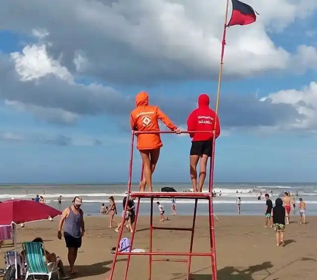 Interna entre guardavidas en la costa: Crece la polémica por el pedido de que trabajen aunque sean contacto estrecho  
