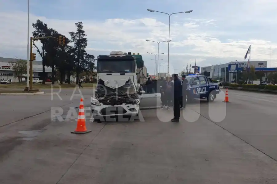 Fuerte choque en Ruta 34 entre un camión y otros dos vehículos: importantes complicaciones de tránsito