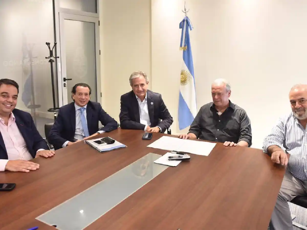 Estatales recibirán $ 5 mil y un 10% de aumento salarial