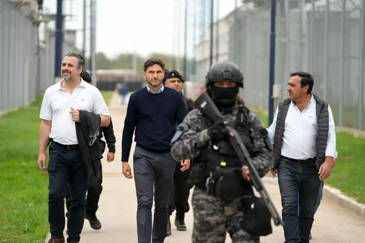 Pullaro junto al ministro Cococcioni recorrieron los trabajos.