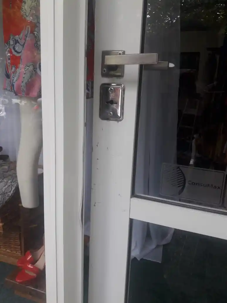 Violentaron la puerta de acceso para ingresar al comercio y robar prendas de vestir