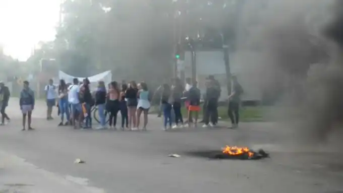 Video: Un vehículo pasó por medio de un piquete en La Plata y casi termina en tragedia