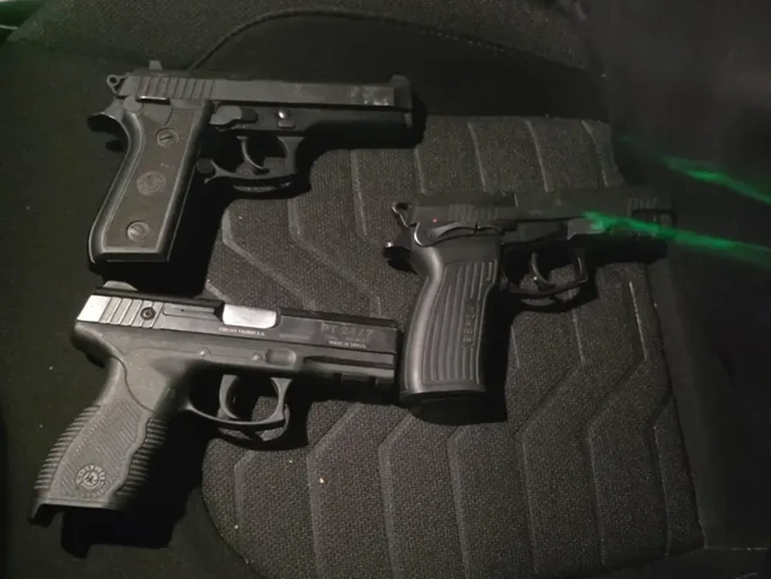 Hallaron una camioneta con pistolas, un dron y municiones en Funes