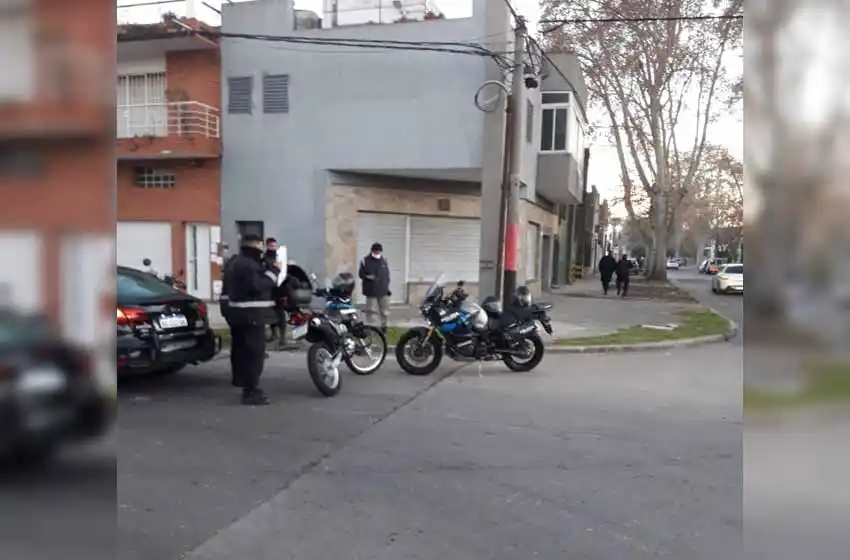 Apuntó a un hombre con un arma y le robó el celular pero lo descubrieron con las manos en la masa