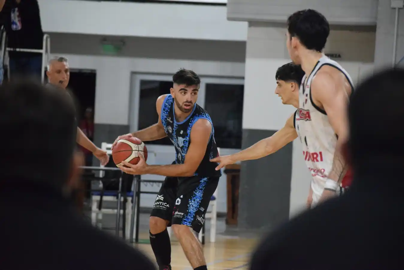 Marcos Risso escondiendo el balón. (Foto. Prensa Unión)