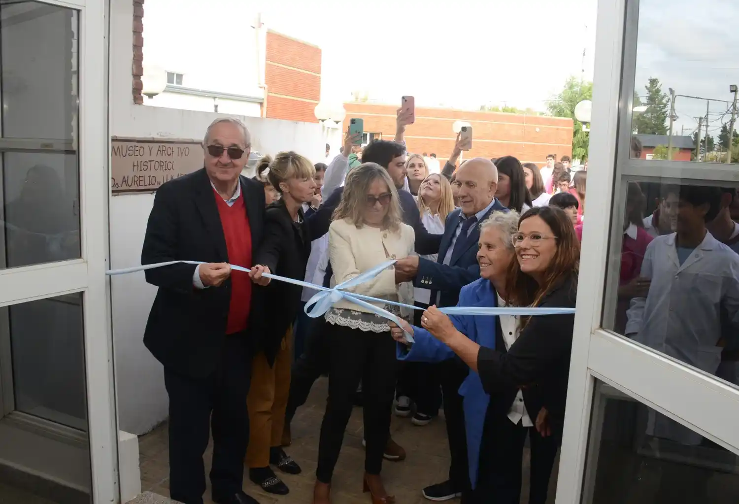 Luego de los discursos se realizó el tradicional corte de cintas, que marcó formalmente la reapertura del museo.