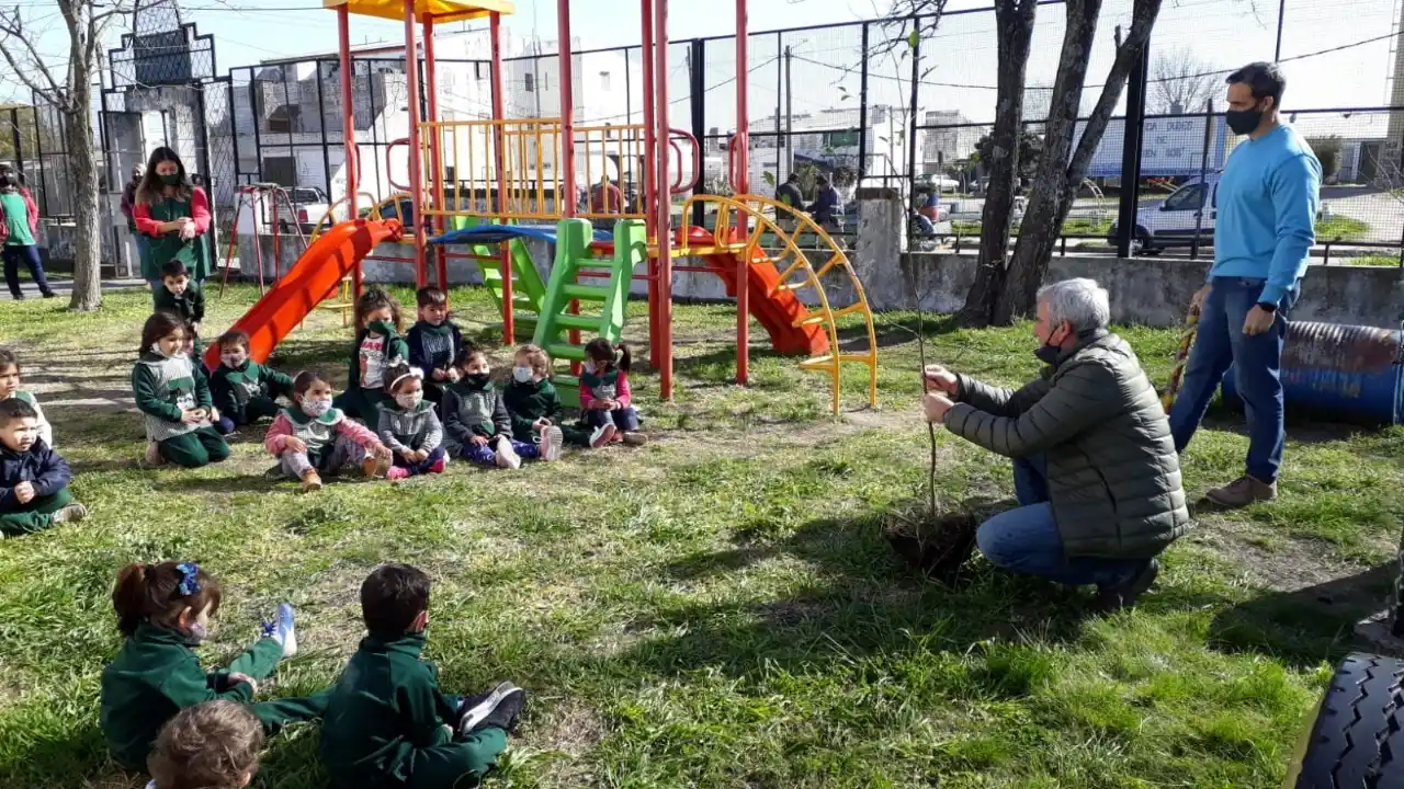 La Municipalidad plantó árboles nativos en el jardín Segunda Mamá