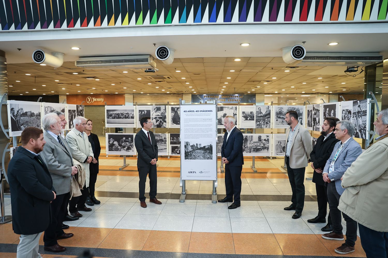 Aeropuertos Argentina y ADEPA inauguraron una muestra para conmemorar los 40 años de democracia