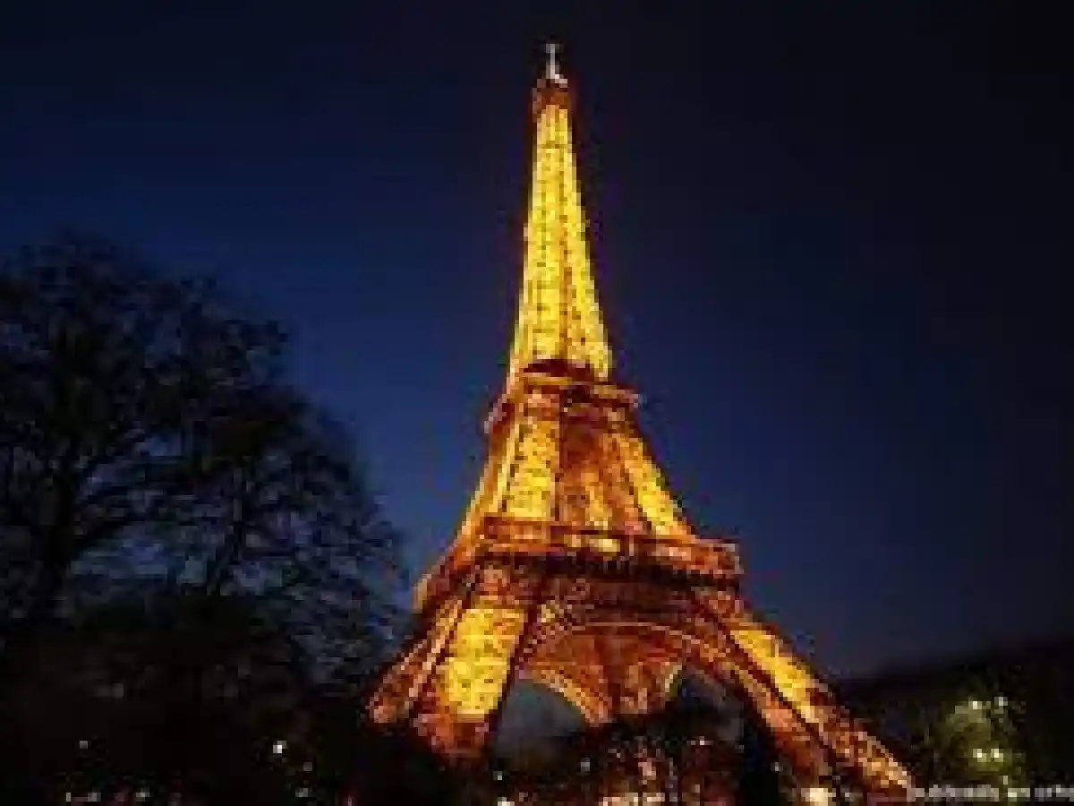 París apaga las luces de la Torre Eiffel para ahorrar energía