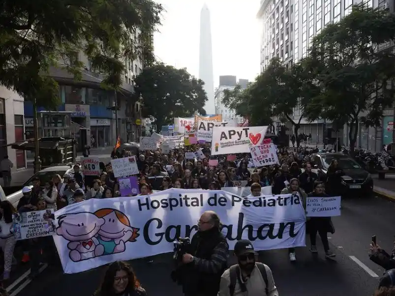 La marcha de jubilados y el Garrahan se trasladó a la Plaza de Mayo: hay tensión ante un importante operativo policial