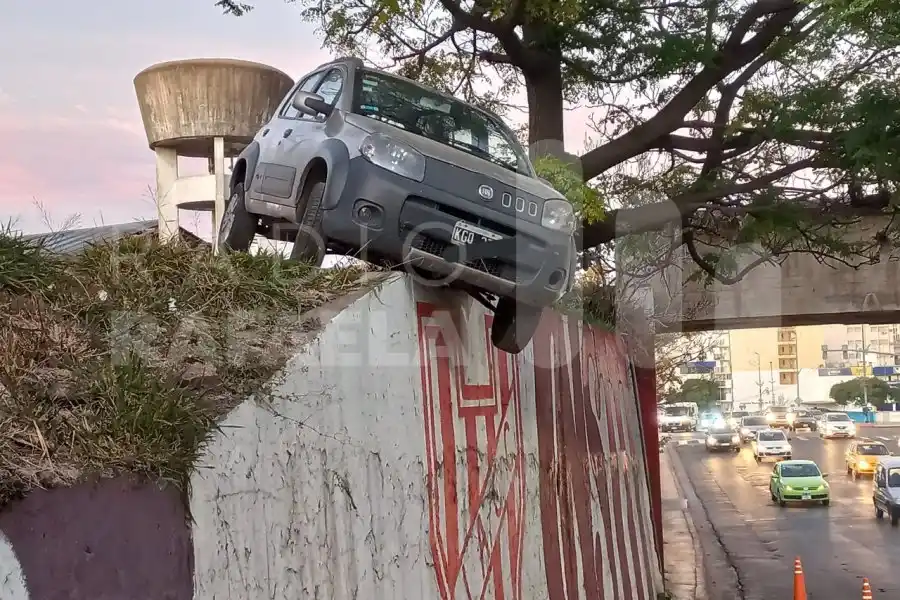 Estacionó como quiso: manejaba borracho y quedó con el auto colgando de un puente