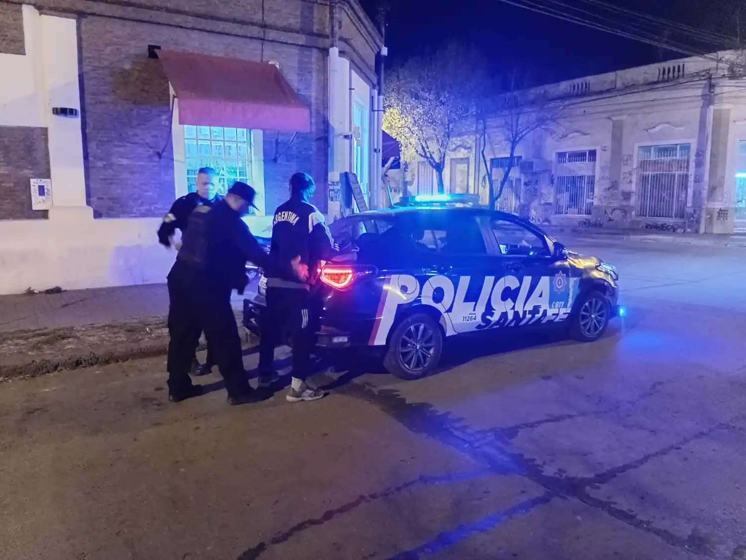 Intenso despliegue policial en dos barrios de la ciudad: identificaron a 37 personas - 3