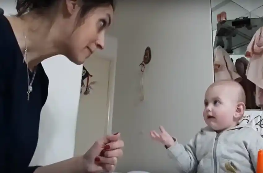 Puro amor: el video de la bebé que imita a su madre