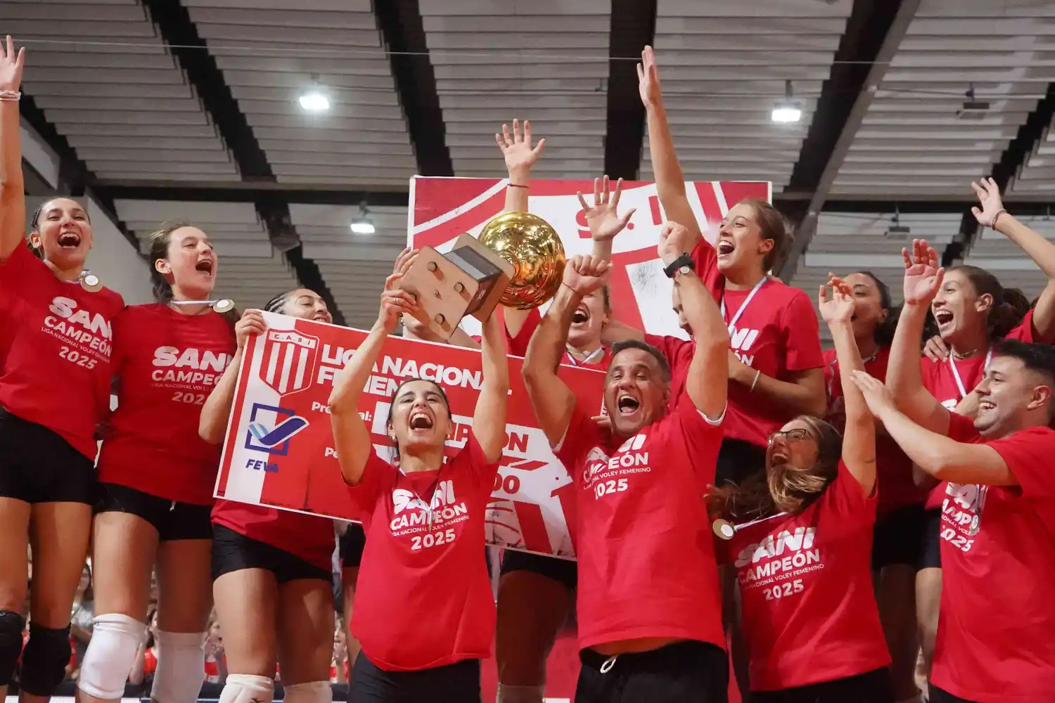 La capitana sanfrancisqueña Valentina González levanta la copa de campeón de la Liga Nacional.