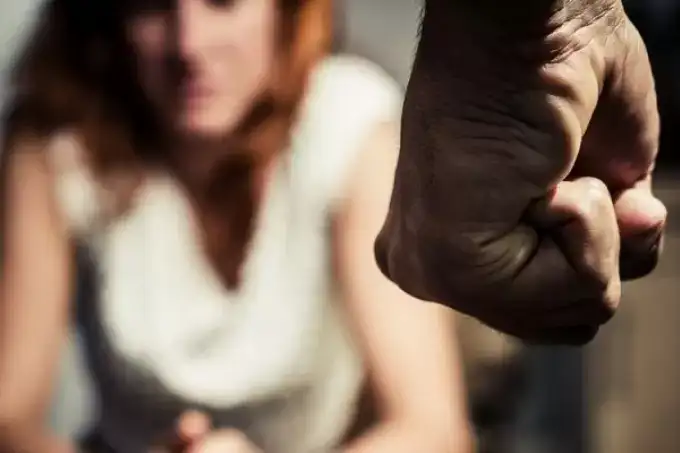Golpeó a su pareja y no la dejaba salir de su casa: sus dos hijos menores lograron avisar a la Policía y rescatarla