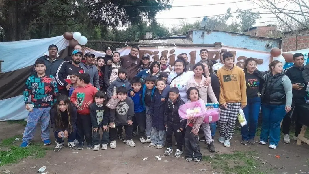 Los hinchas de Platense llevaron alegría al merendero María Esther.