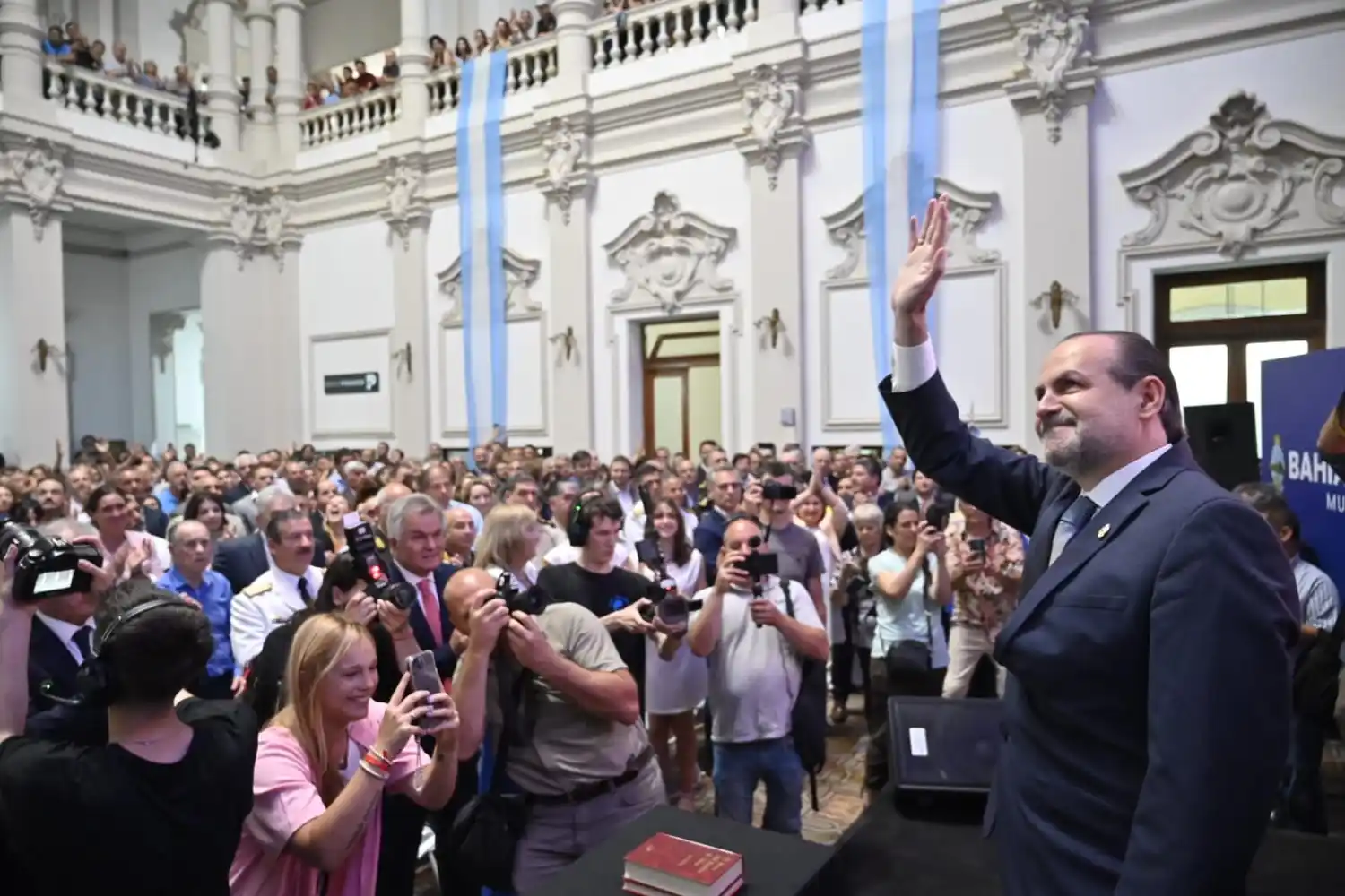 Vuelve el peronismo a Bahía Blanca: “Este intendente es un vecino más”, dijo Susbielles en su asunción