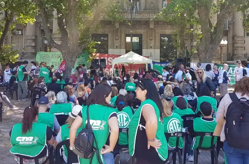 Protestas frente a la Sede de Gobernación para pedir la reapertura de paritarias