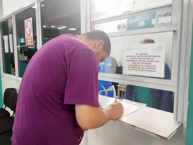 Faltan insumos para la entrega de licencias de conducir