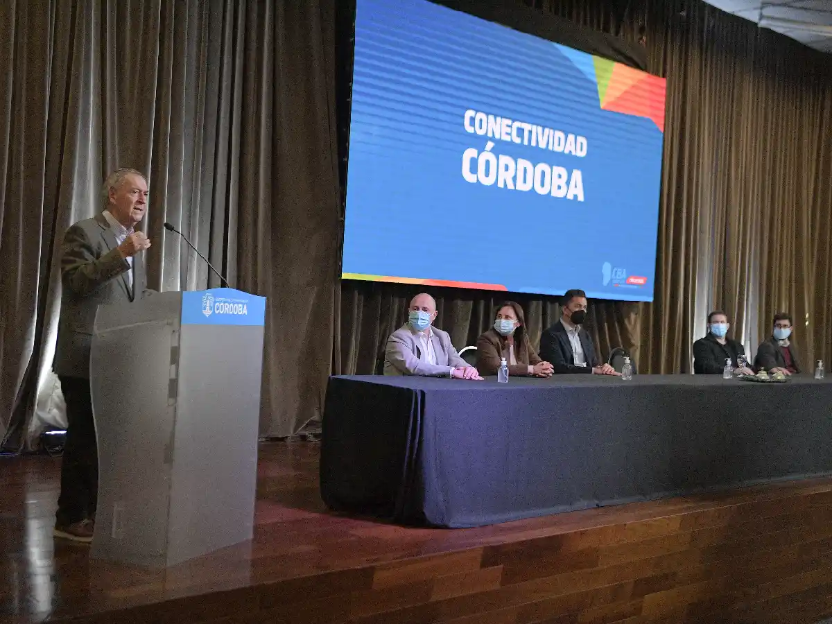Schiaretti: “Nos interesa que llegue internet a cada localidad de Córdoba”