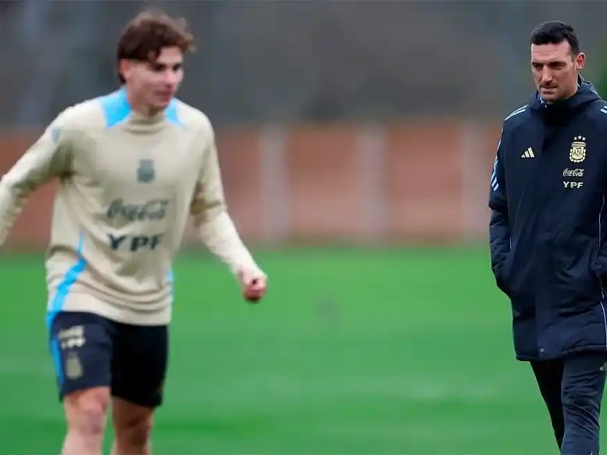Scaloni observa a Julián Álvarez, uno de los delanteros clave del equipo. Reuters