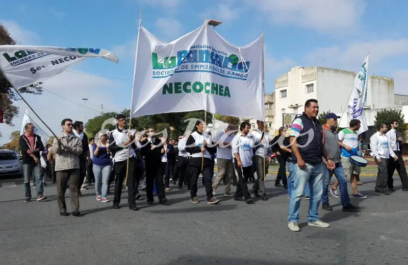 Bancarios retoman labores