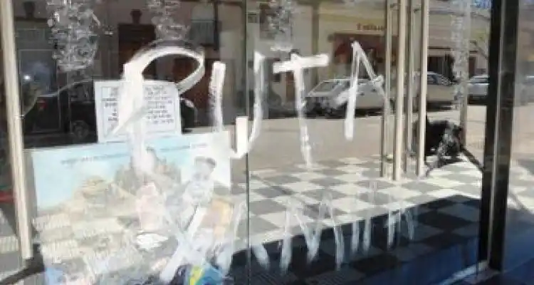 Volvieron a arrojar pintura en el frente del cine La Palma