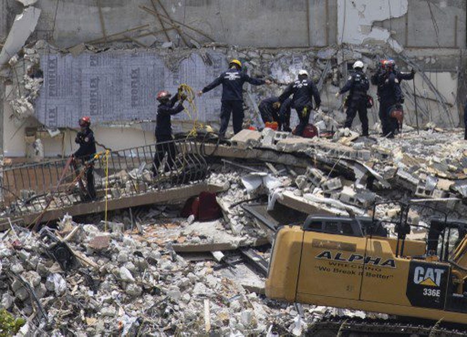 CONTINÚA LA BÚSQUEDA Se eleva a cinco el balance de fallecidos en derrumbe de edificio Miami