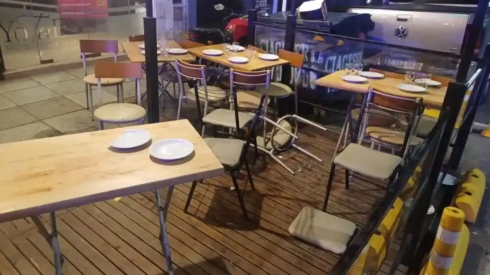 Encontró a su mujer con otro en una pizzería, comenzaron a pelearse y destrozaron el local