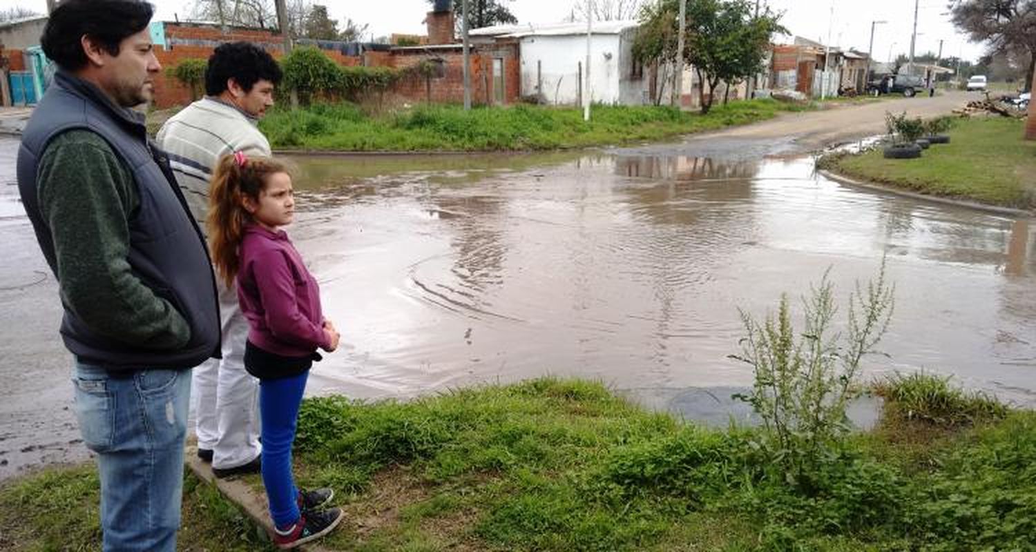 Cloacas en French y Almafuerte, la esquina de Los Aromos donde hay un “lago de aguas servidas”