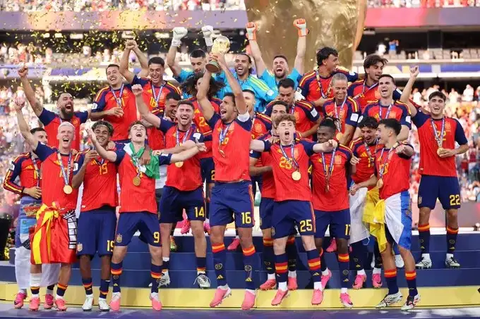 La Selección española levantando la Copa del Mundo (@FIFA).