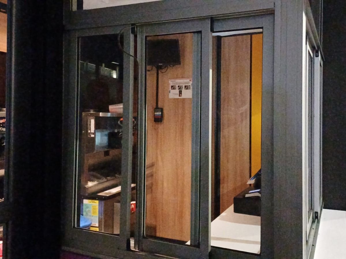 Los individuos ingresaron tras forzar una ventana corrediza de aluminio.