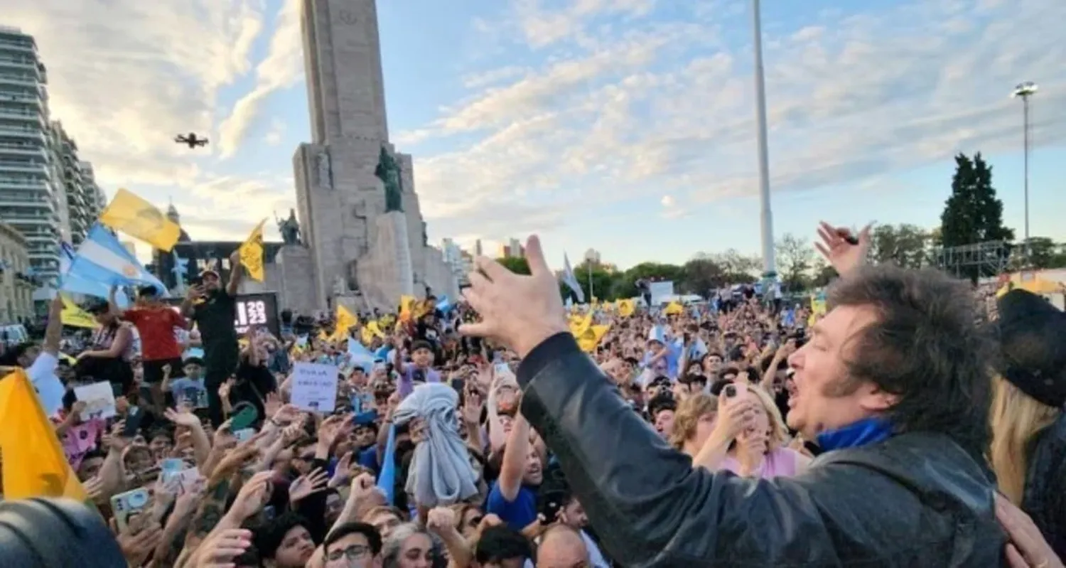 Javier Milei en una sus visitas a la ciudad de Rosario.