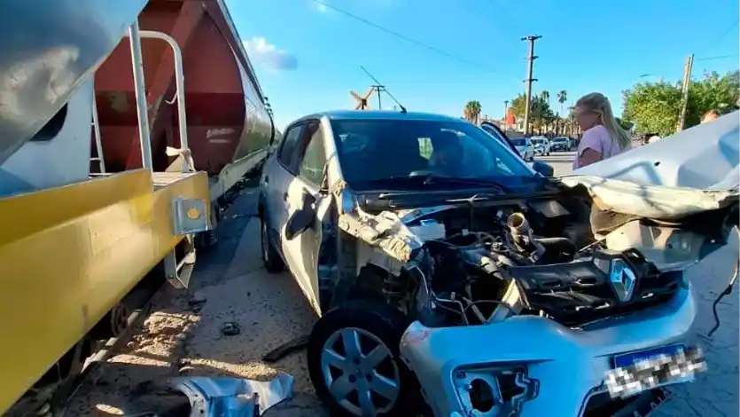 El choque con la locomotora se produjo en avenida General Savio esquina Gerónimo del Barco.