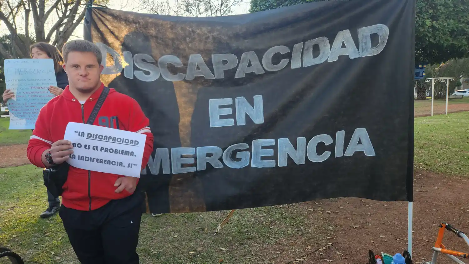 “Una luz por la discapacidad”: fuerte reclamo en Rafaela por la crisis del sistema de atención - 3