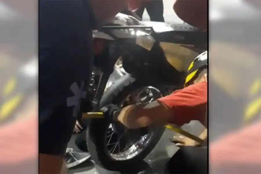 VIDEO | Dramático rescate de un niño cuyo brazo quedó atrapado en la rueda de una moto 